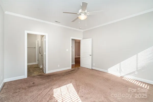 a view of empty room with a ceiling fan