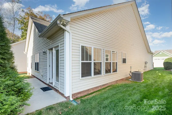 a view of a house with backyard