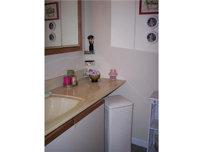 3520 West Shore Road, Unit 904 Warwick, RI 02886 - Photo 10 of 19 Bathroom.