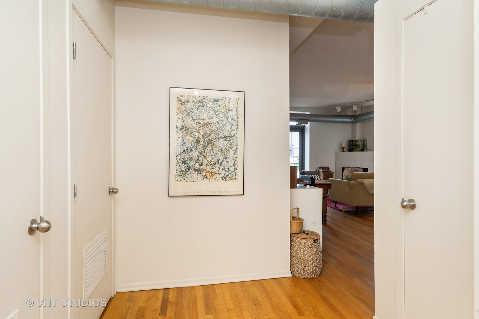 811 South Lytle Street, Unit 412 Chicago, IL 60607 - Photo 14 of 18 a view of a living room with a bed