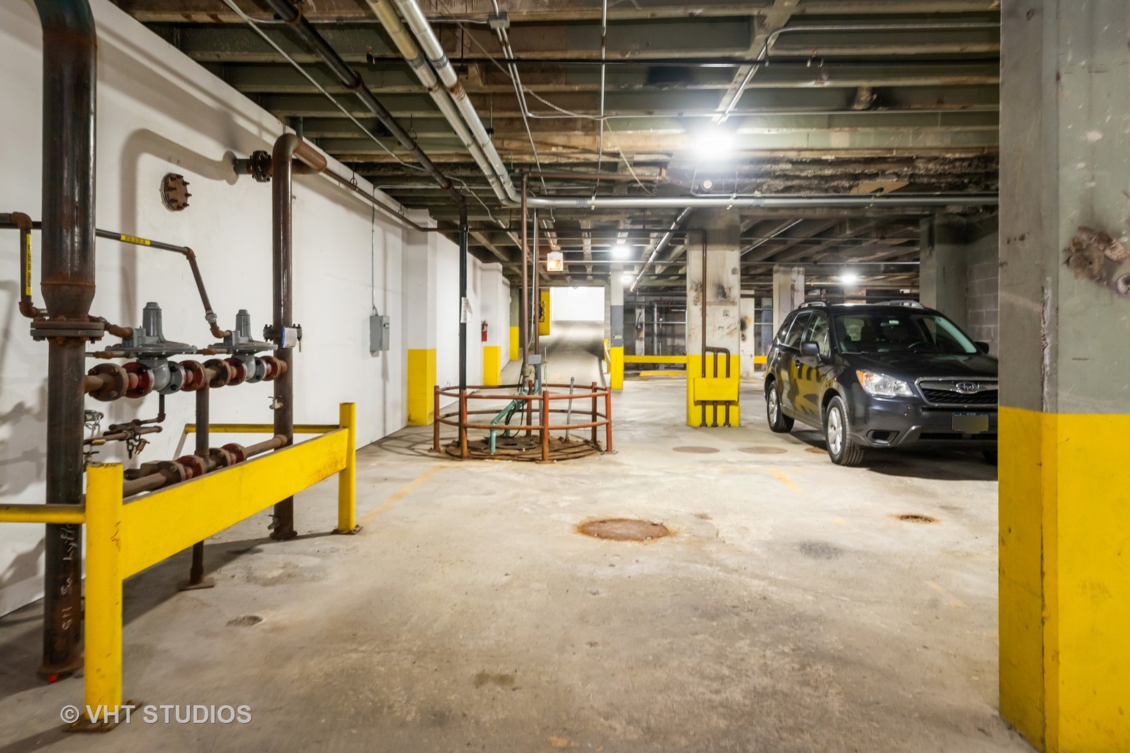 811 South Lytle Street, Unit 412 Chicago, IL 60607 - Photo 17 of 18 a view of a swimming pool with a car parked in it