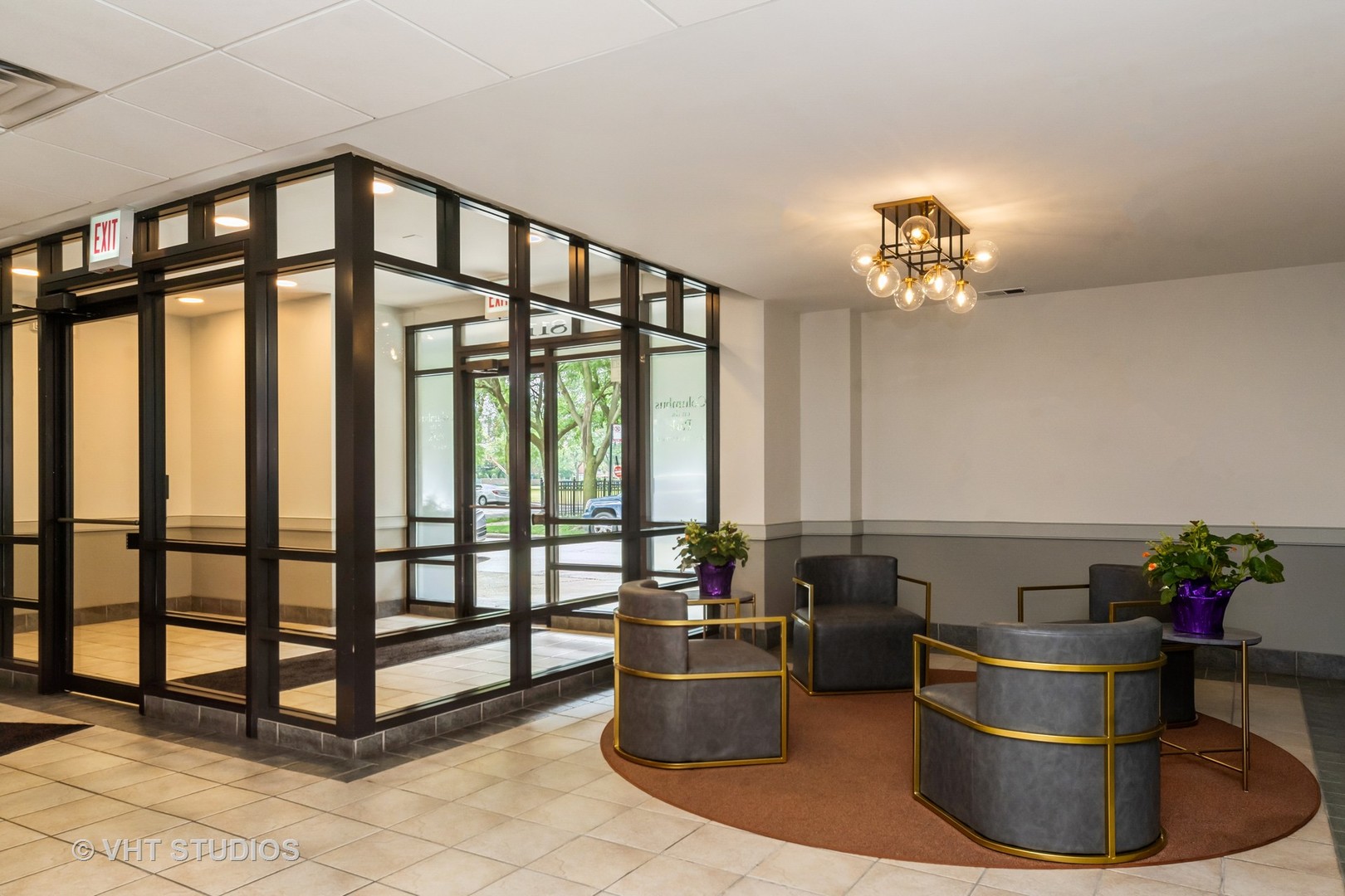 811 South Lytle Street, Unit 412 Chicago, IL 60607 - Photo 18 of 18 a living room with furniture and a potted plant