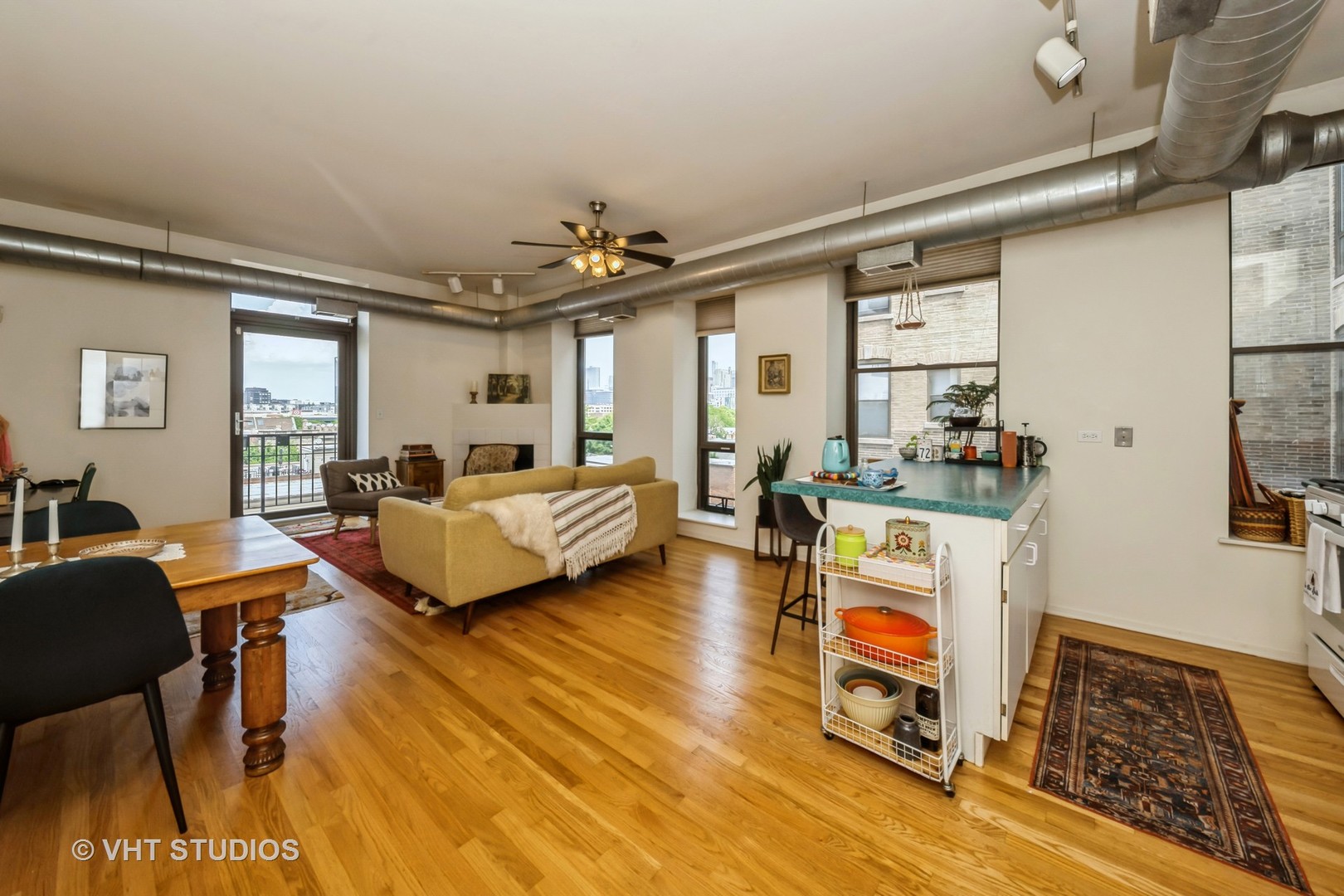 811 South Lytle Street, Unit 412 Chicago, IL 60607 - Photo 5 of 18 a living room with furniture and a couch