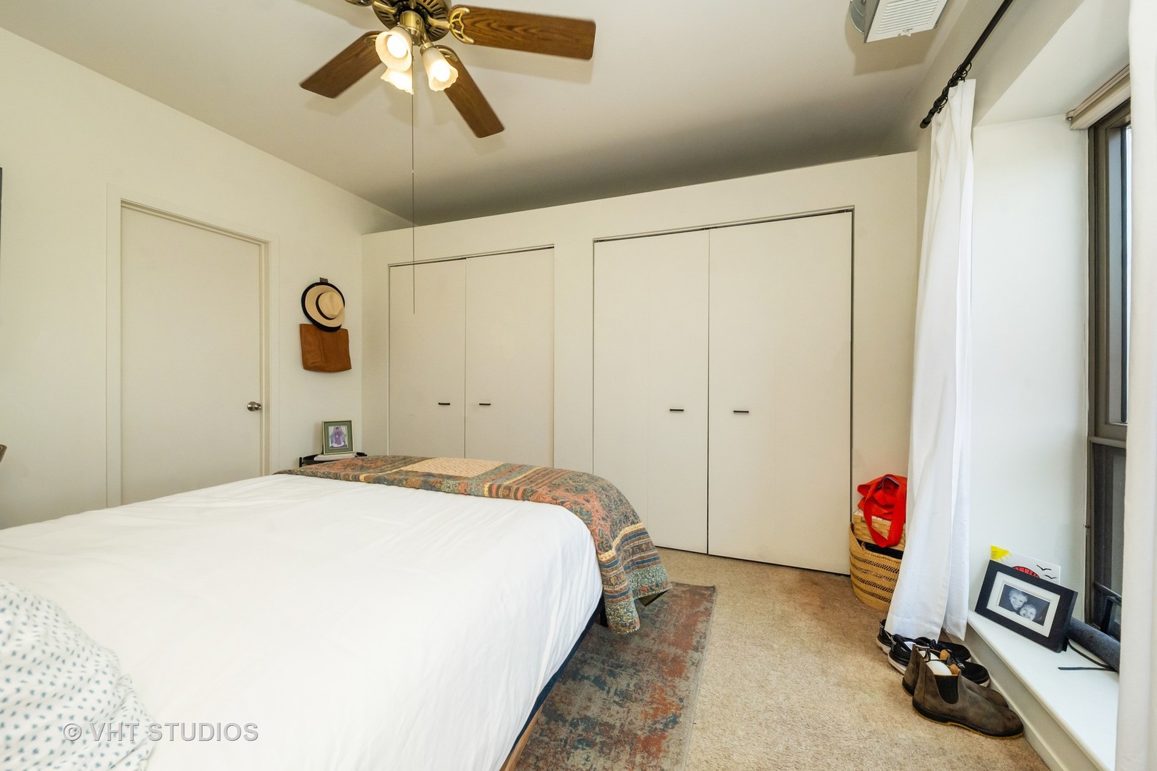 811 South Lytle Street, Unit 412 Chicago, IL 60607 - Photo 8 of 18 a bedroom with a bed and a chandelier
