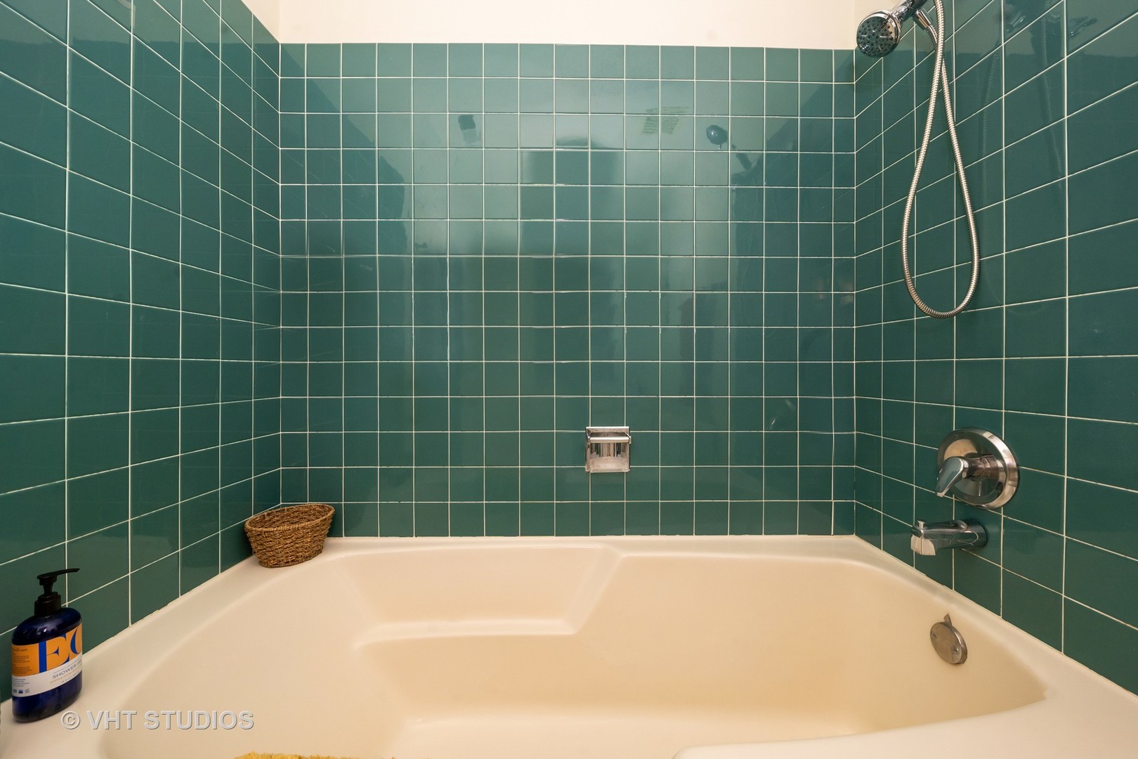 811 South Lytle Street, Unit 412 Chicago, IL 60607 - Photo 9 of 18 a bathroom with a blue tub