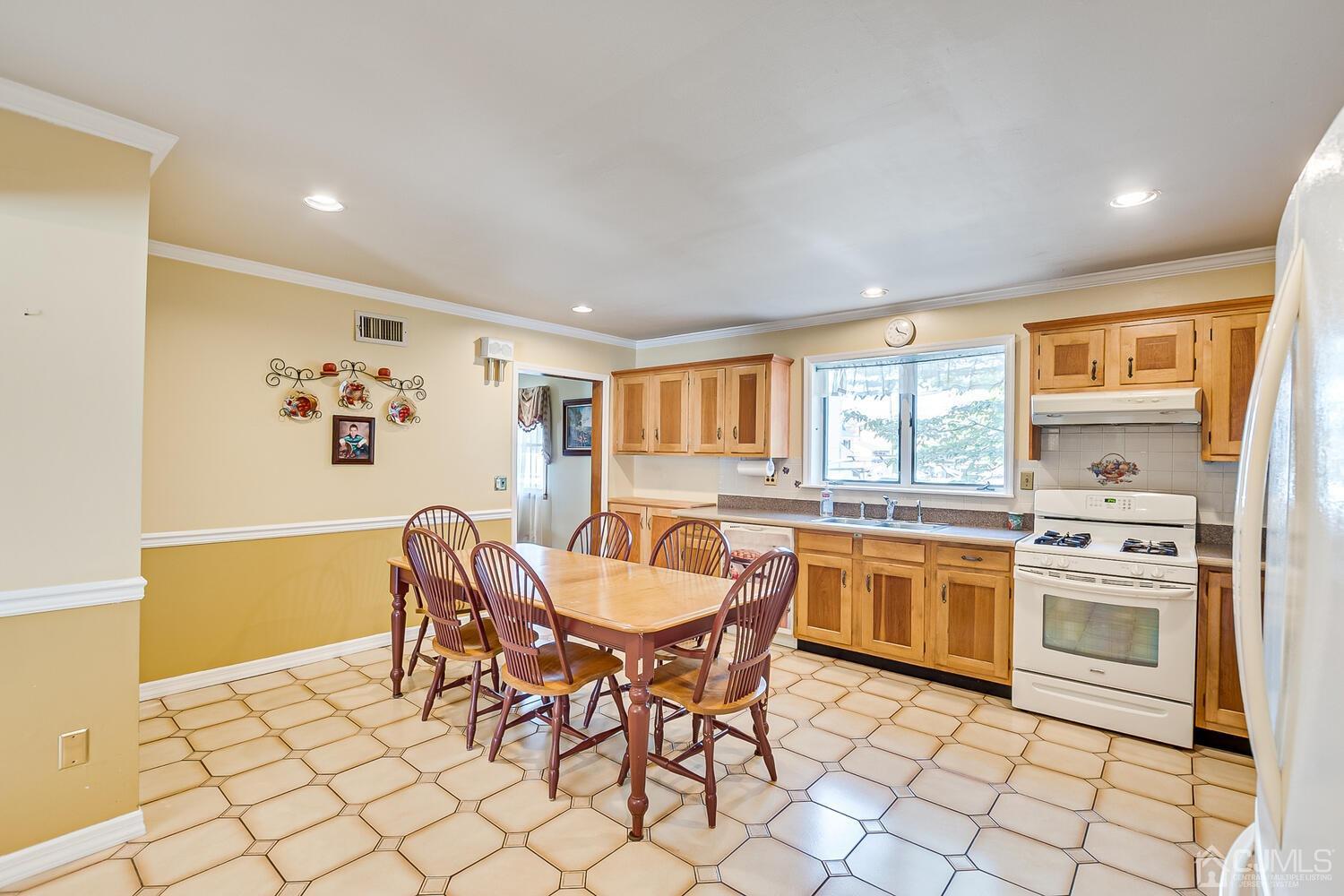 7 Paley Place Edison, NJ 08817 - Photo 12 of 53