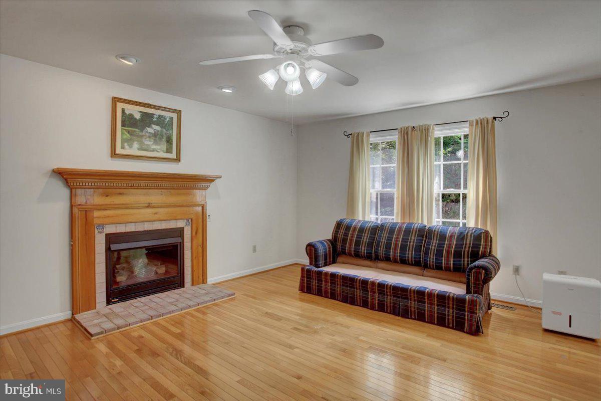 6911 Tommytown Road Sharpsburg, MD 21782 - Photo 14 of 52 Family room off kitchen