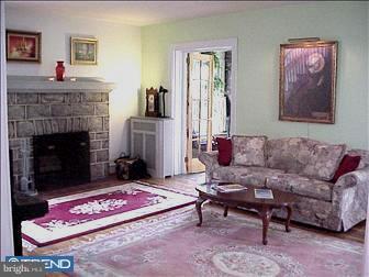 429 Harmon Road Philadelphia, PA 19128 - Photo 3 of 6 Living Room