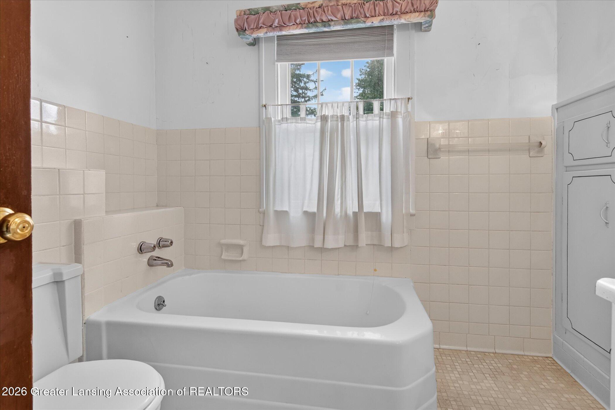709 Rock Street Jackson, MI 49202 - Photo 32 of 53 31-709-Rock-St-WindowStill