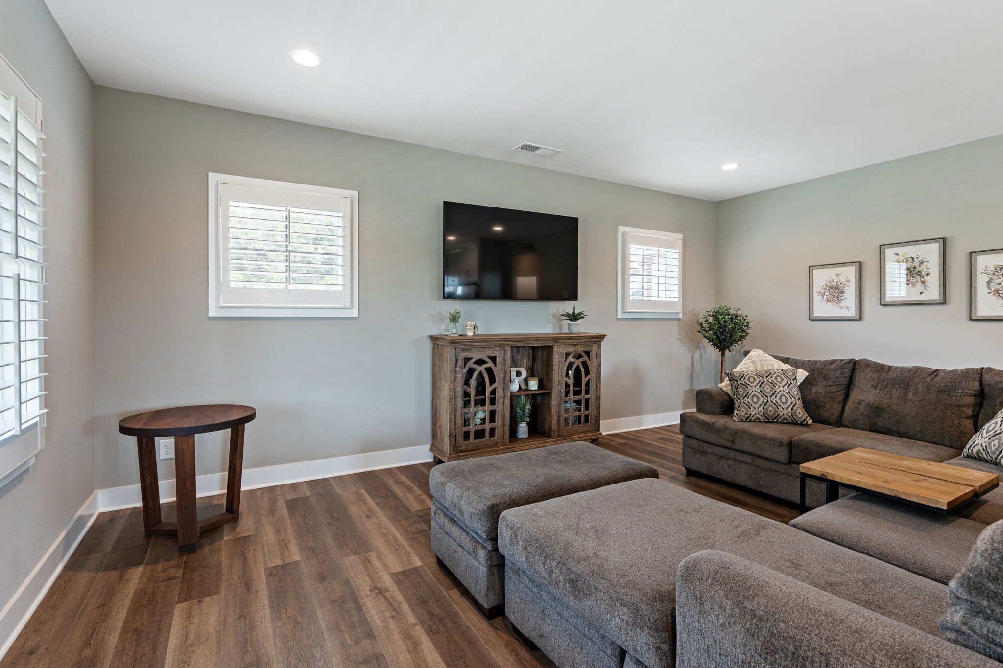 8518 Newtown Road Rockvale, TN 37153 - Photo 31 of 69 a living room with furniture and a flat screen tv