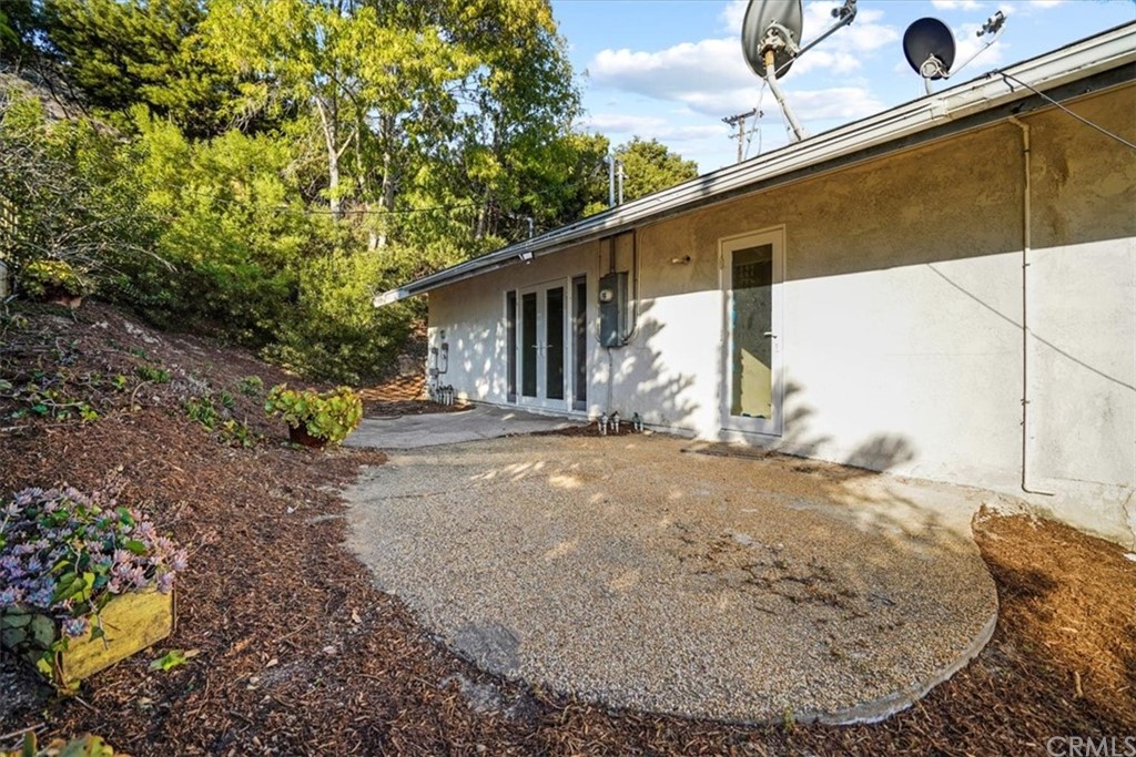 595 Windsor Place Laguna Beach, CA 92651 - Photo 23 of 26 a view of a house with a backyard