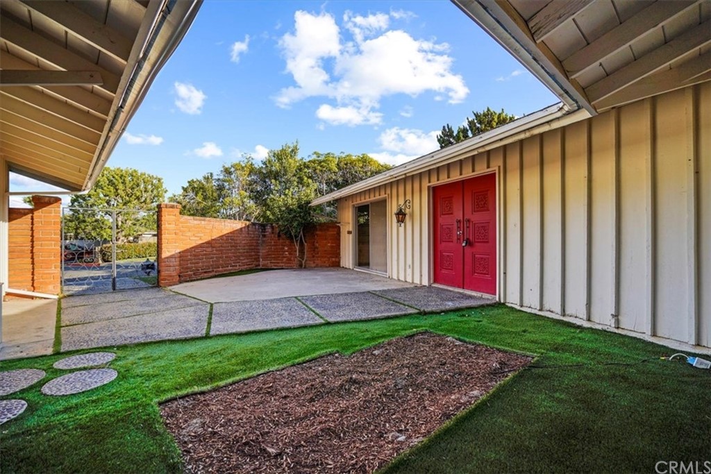 595 Windsor Place Laguna Beach, CA 92651 - Photo 4 of 26 a backyard of a house with lots of green space