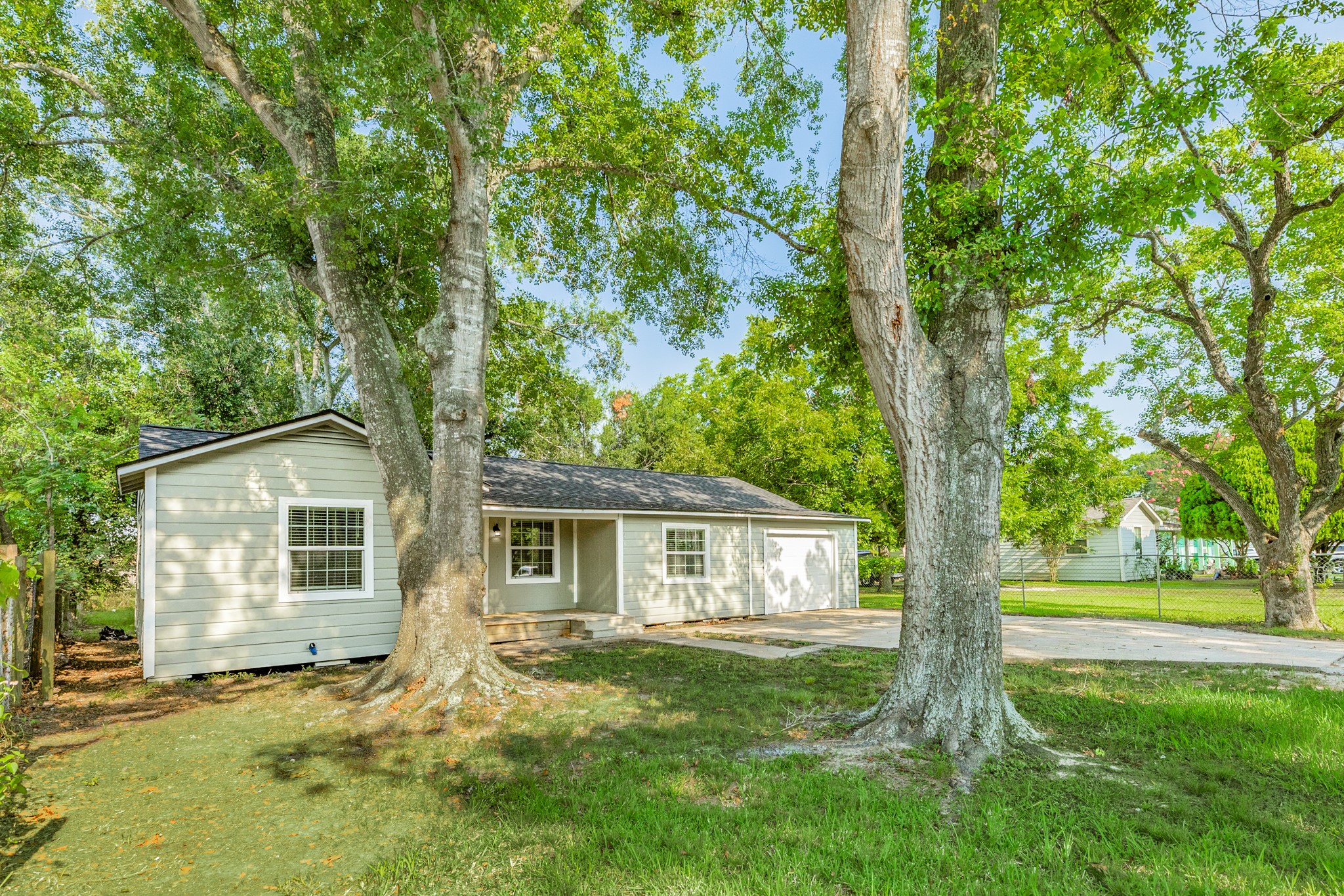 840 South Morgan Street Angleton, TX 77515 - Photo 3 of 28 a front view of a house with yard and green space