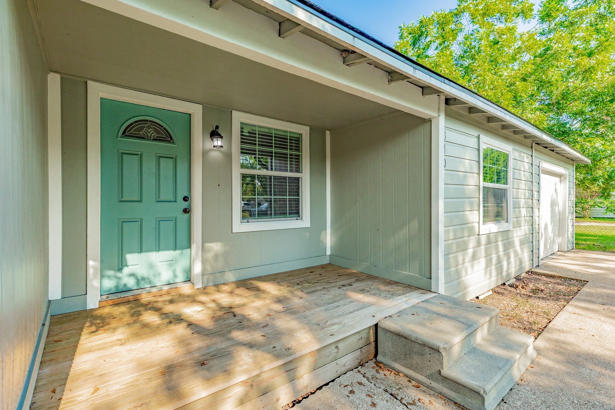 840 South Morgan Street Angleton, TX 77515 - Photo 5 of 28 a front view of a house