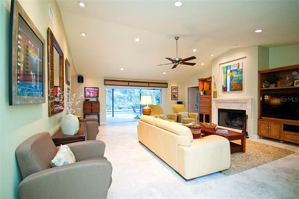 2251 Shadow Oaks Road Sarasota, FL 34240 - Photo 3 of 14 Living room