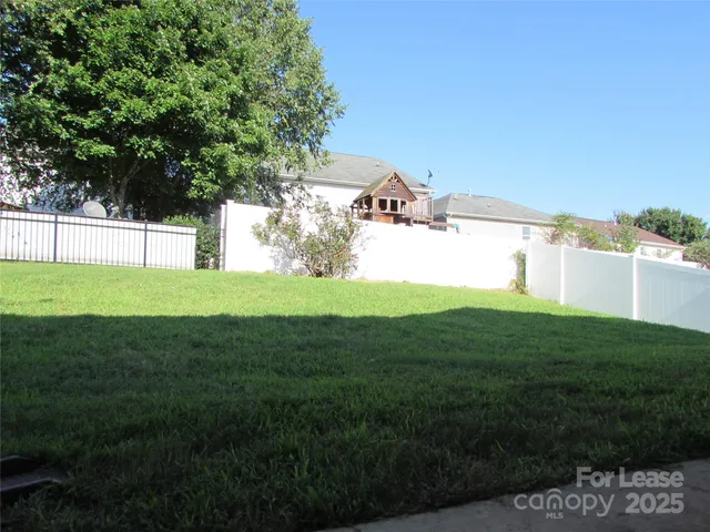 a view of yard with green space