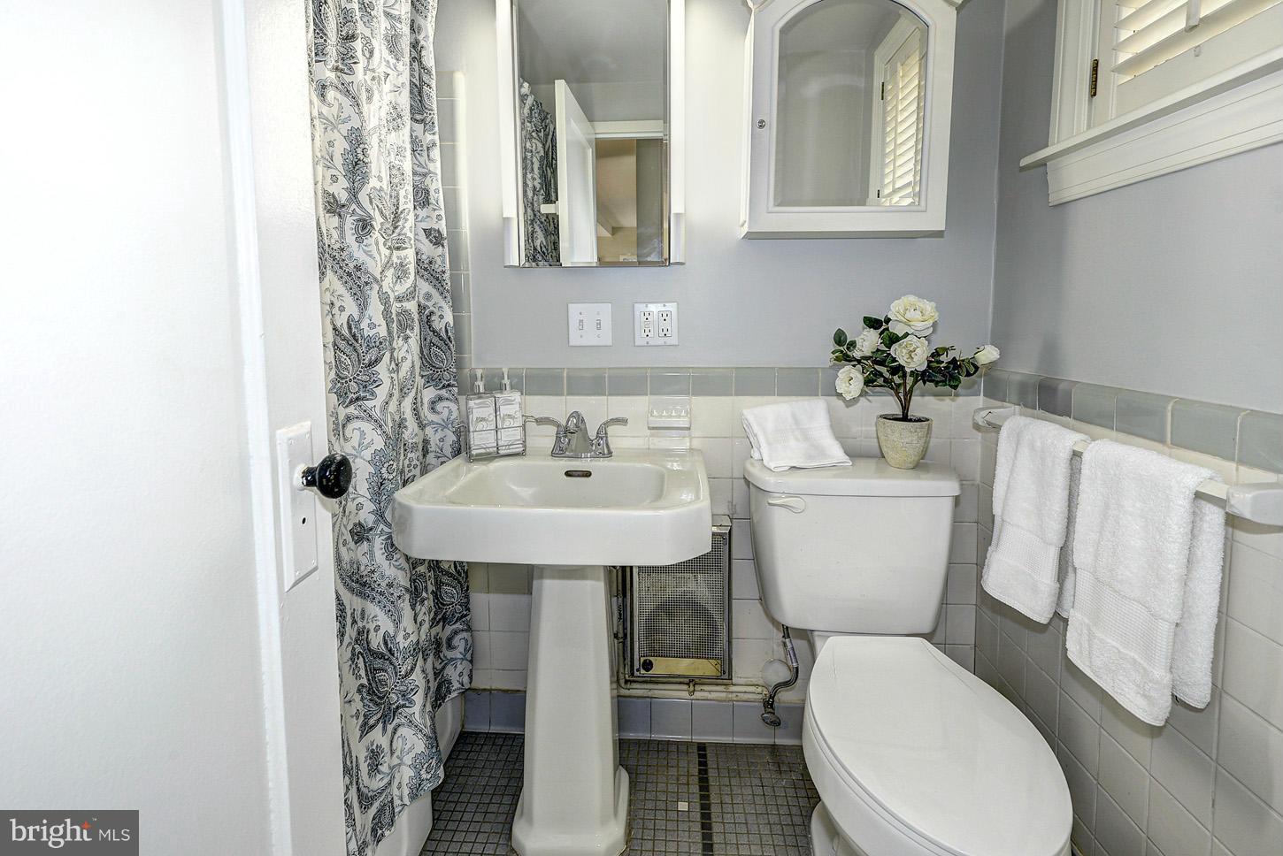 1729 Preston Road Alexandria, VA 22302 - Photo 14 of 25 Bath (Master)