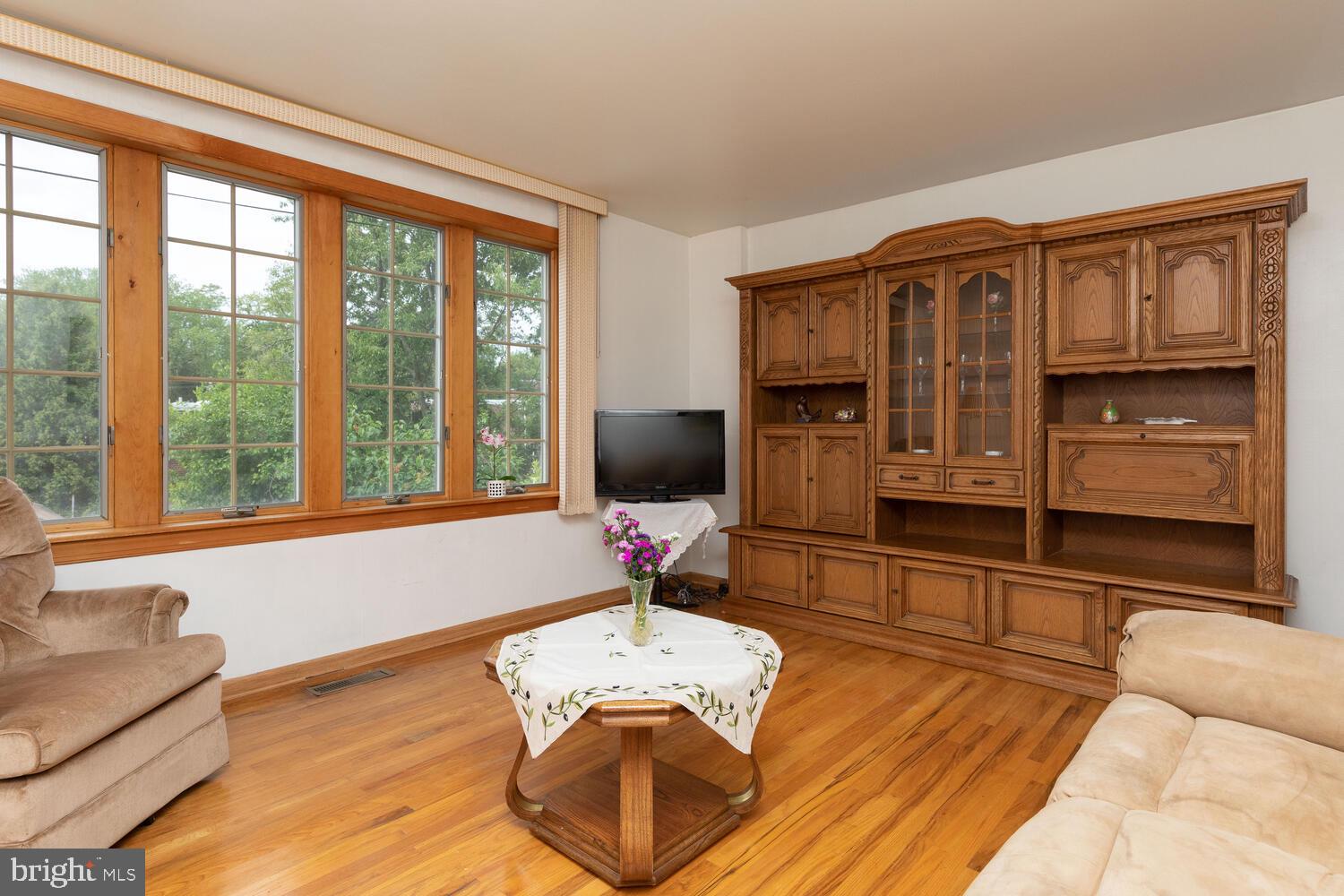 7414 Hill Road Philadelphia, PA 19128 - Photo 16 of 41 Windows overlooking garden