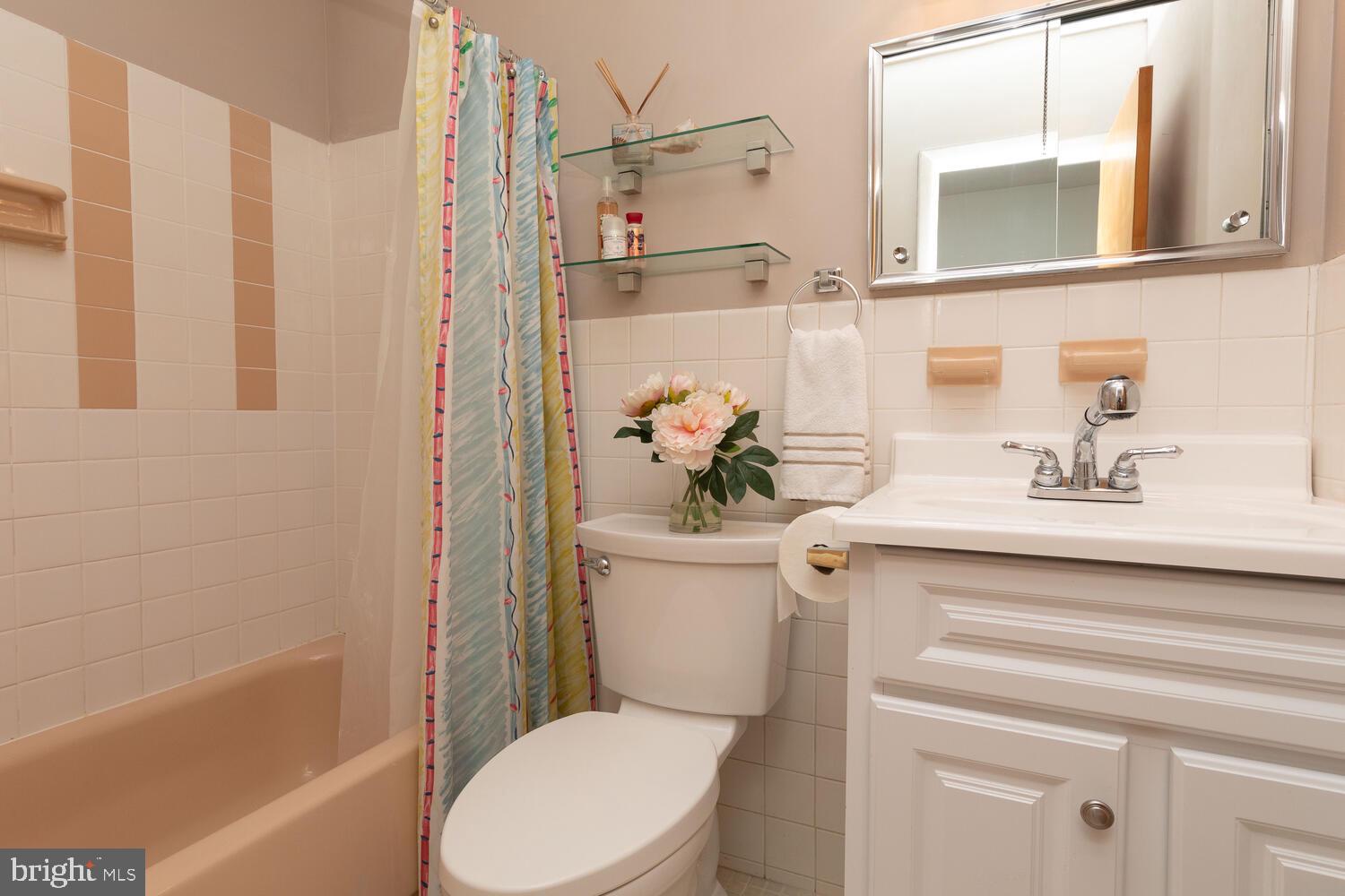 7414 Hill Road Philadelphia, PA 19128 - Photo 24 of 41 Hall bathroom with tub