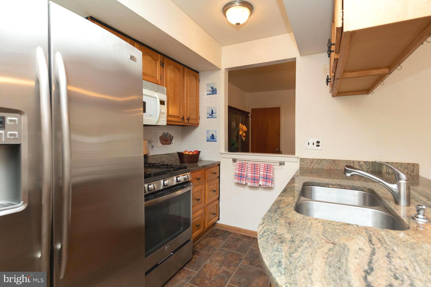 7414 Hill Road Philadelphia, PA 19128 - Photo 6 of 41 5 Burner stove