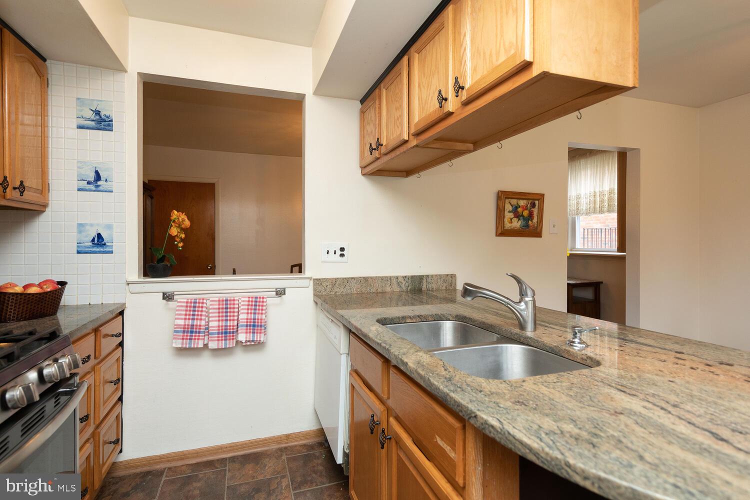 7414 Hill Road Philadelphia, PA 19128 - Photo 7 of 41 Counter tops galore!