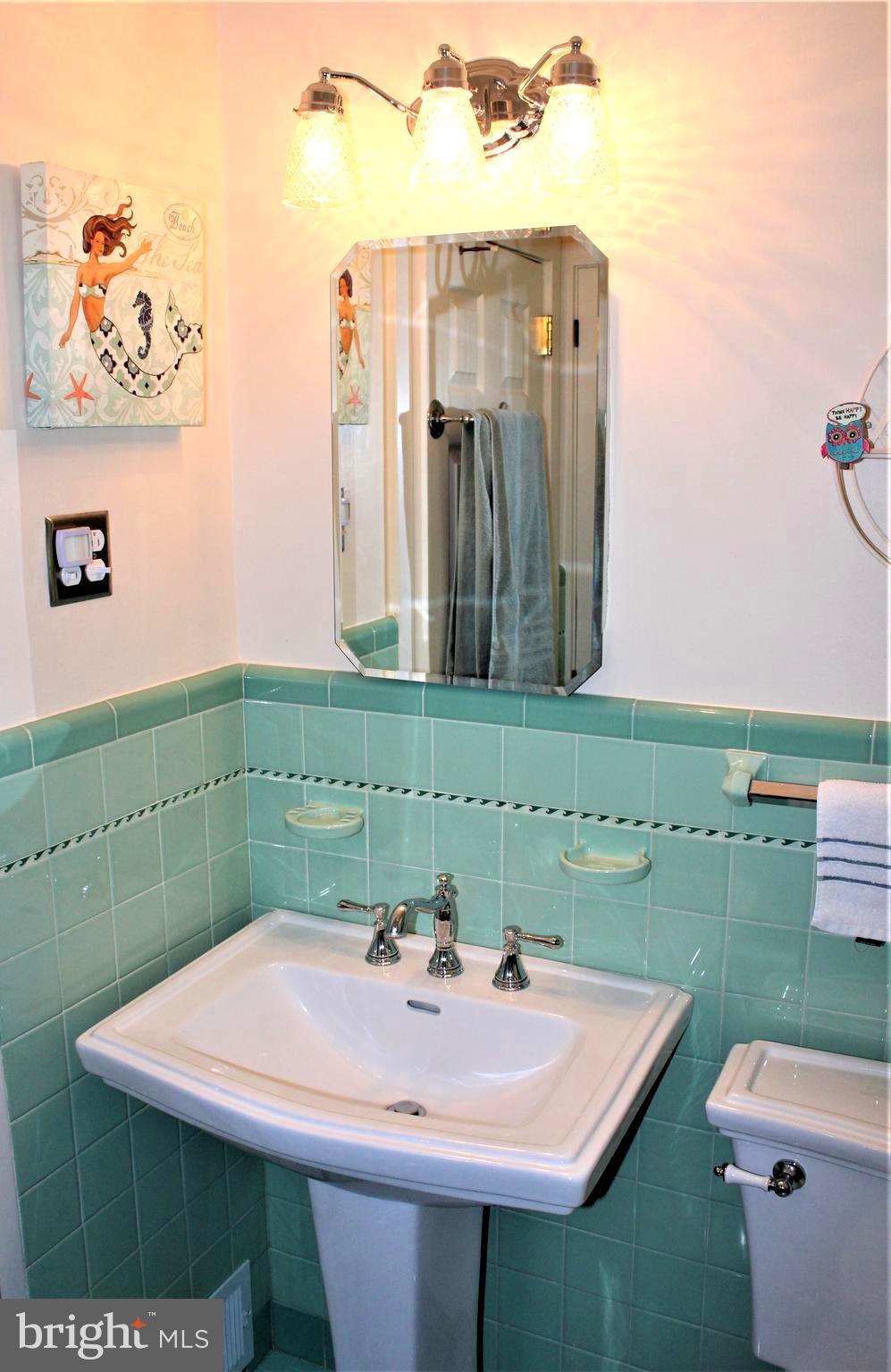 533 Fox Road Glenside, PA 19038 - Photo 23 of 30 2ND FLOOR FULL BATHROOM