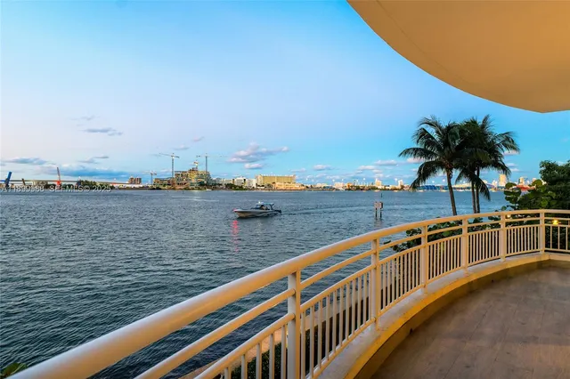 $3,550,000 | 848 Brickell Key Drive, Unit 204, Miami, FL 33131