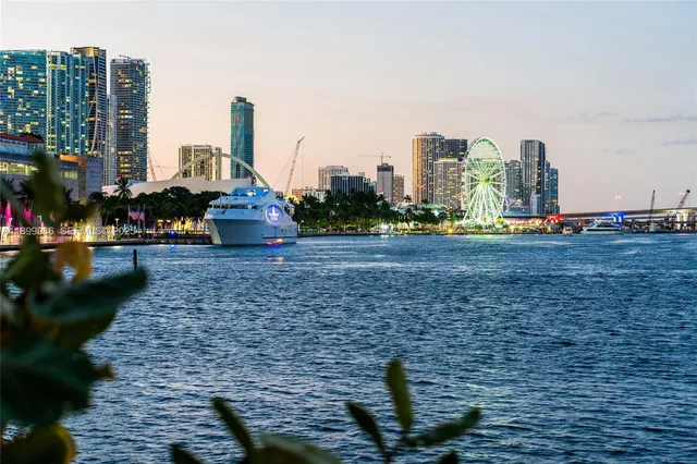 $3,550,000 | 848 Brickell Key Drive, Unit 204, Miami, FL 33131