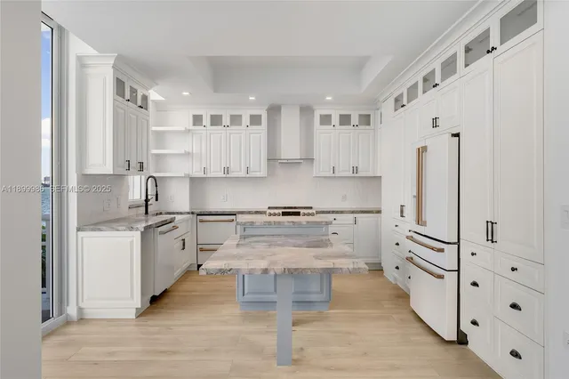 $3,550,000 | 848 Brickell Key Drive, Unit 204, Miami, FL 33131