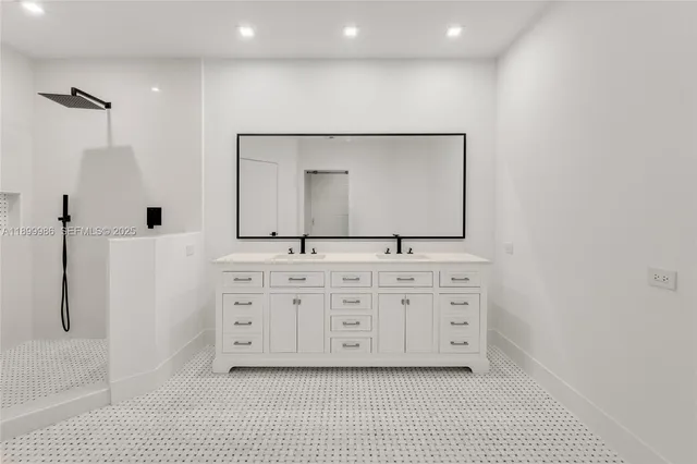 $3,550,000 | 848 Brickell Key Drive, Unit 204, Miami, FL 33131