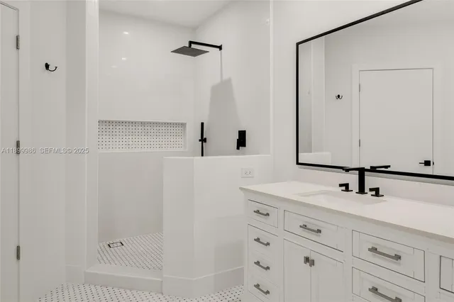 $3,550,000 | 848 Brickell Key Drive, Unit 204, Miami, FL 33131