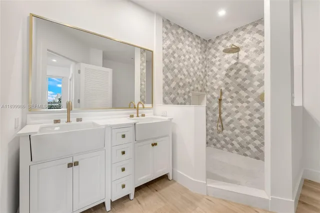 $3,550,000 | 848 Brickell Key Drive, Unit 204, Miami, FL 33131