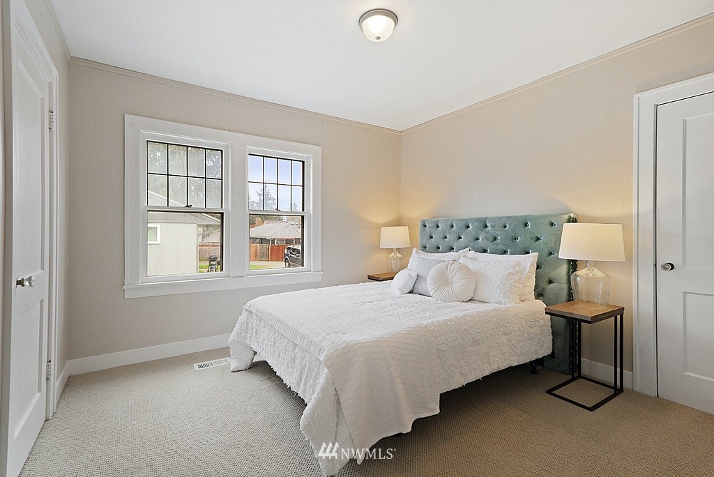 6601 Highland Drive Everett, WA 98203 - Photo 11 of 32 a bedroom with a bed and a window