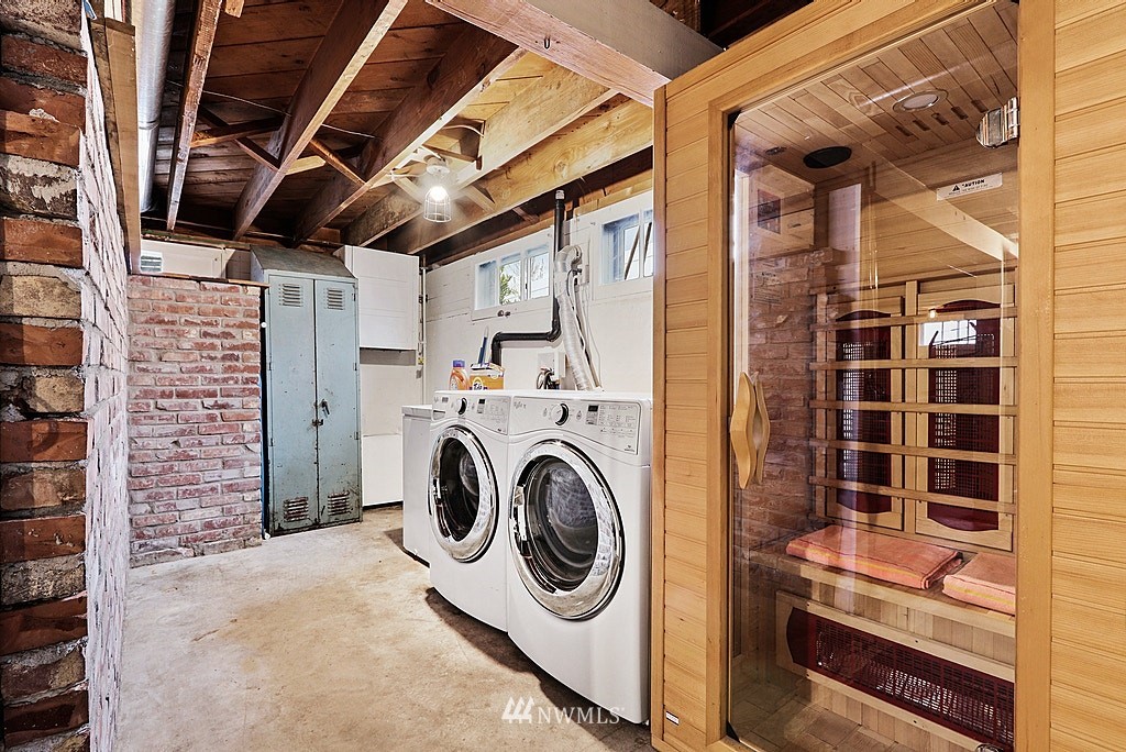 6601 Highland Drive Everett, WA 98203 - Photo 23 of 32 a utility room with dryer and washer