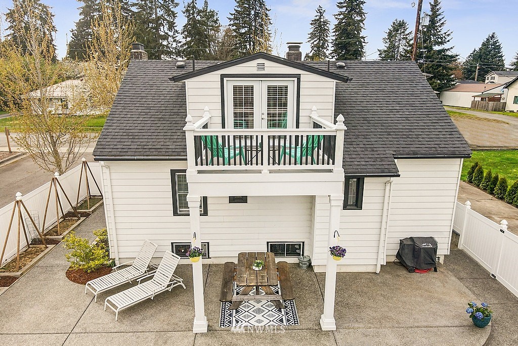 6601 Highland Drive Everett, WA 98203 - Photo 29 of 32 a front view of a house with a yard