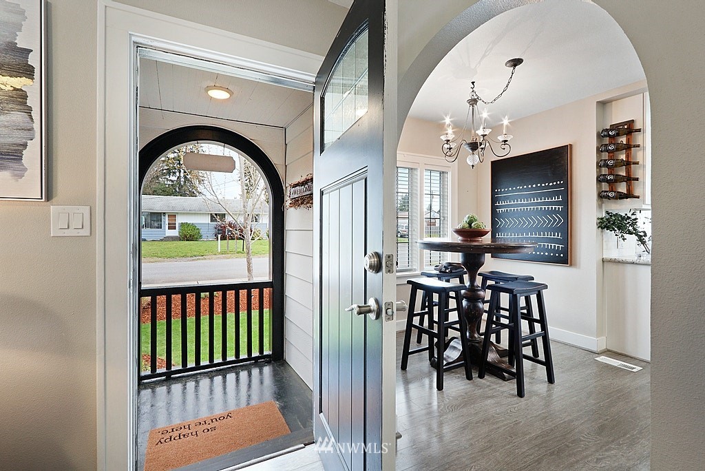 6601 Highland Drive Everett, WA 98203 - Photo 6 of 32 a view of a livingroom with furniture and wooden floor