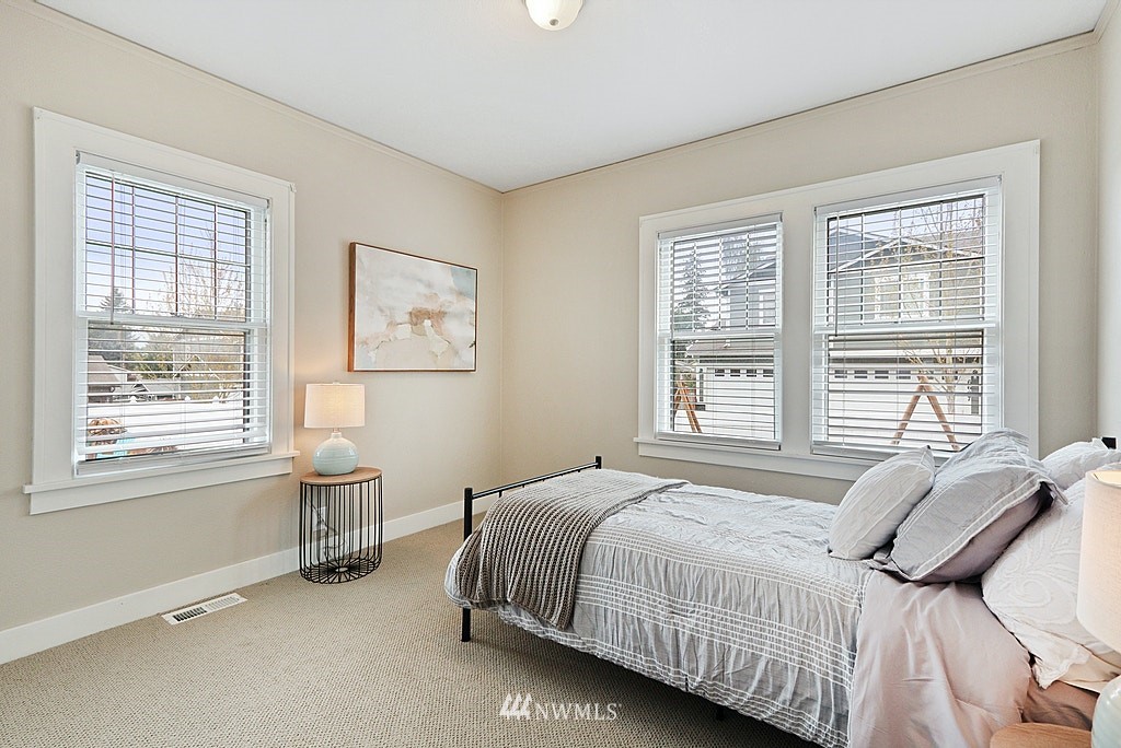 6601 Highland Drive Everett, WA 98203 - Photo 10 of 32 a bedroom with a bed and a window
