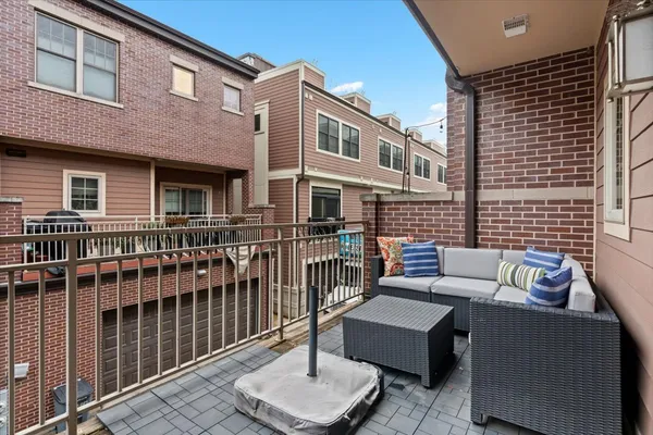 $689,000 | 3449 North Whipple Street, Chicago, IL 60618
