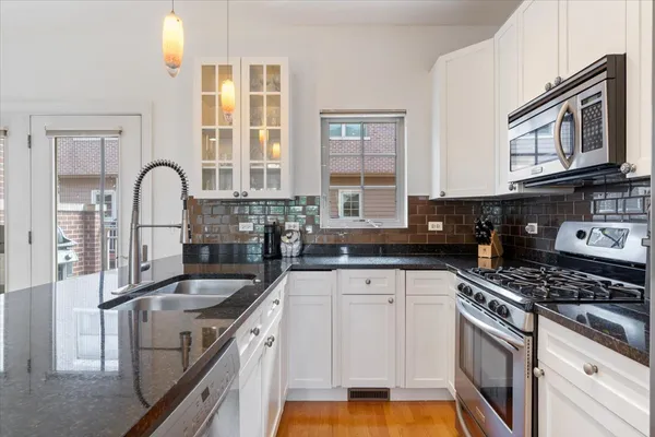 $689,000 | 3449 North Whipple Street, Chicago, IL 60618