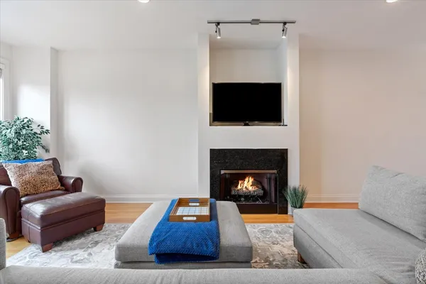 $689,000 | 3449 North Whipple Street, Chicago, IL 60618