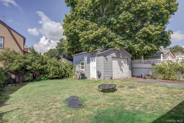 $920,000 | 216-07 110th Avenue | Bellaire Estates