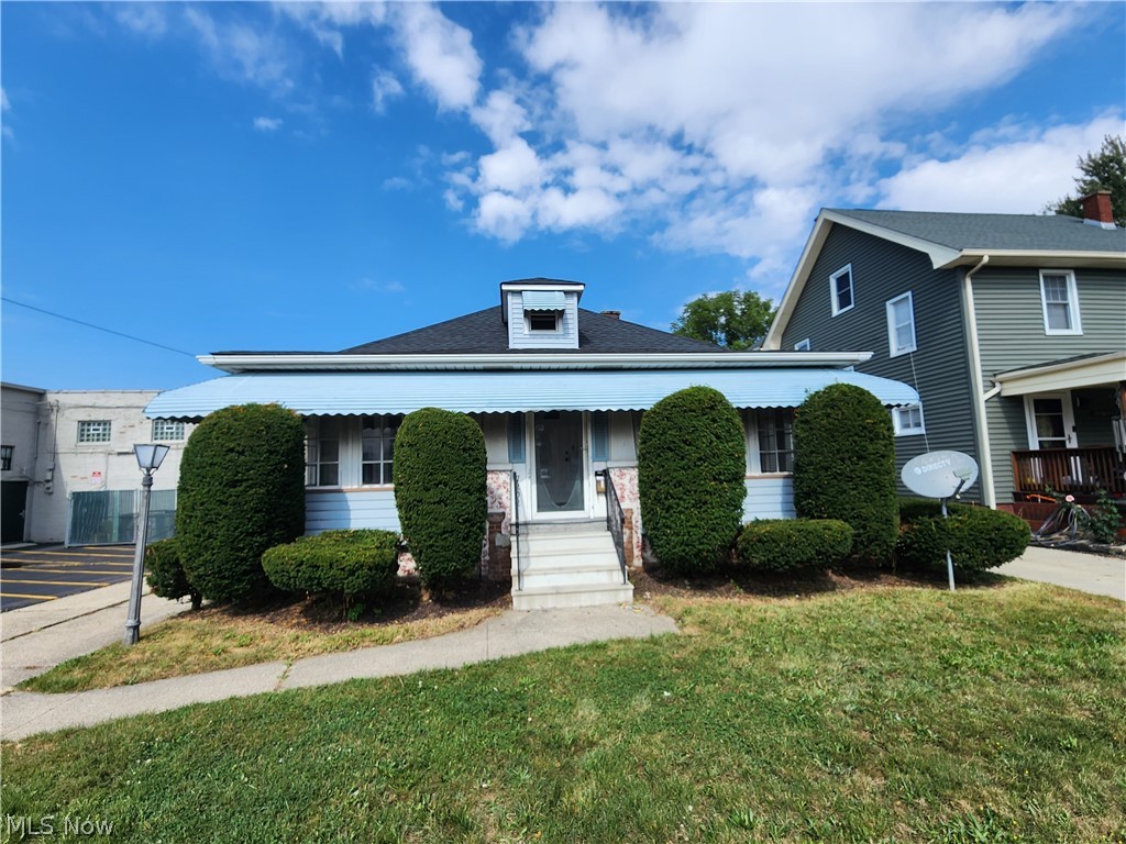 View of front of property featuring a front yard