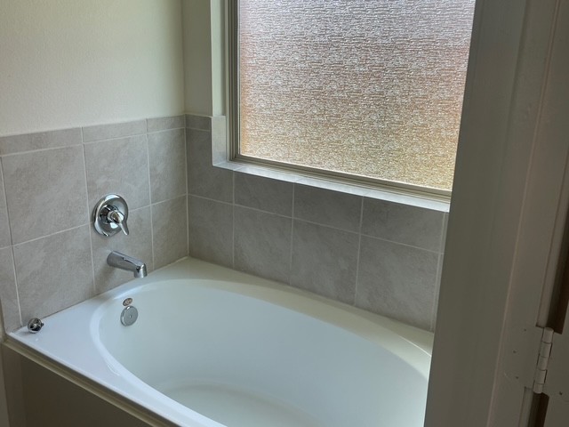 10125 Gertrudis Loop Austin, TX 78747 - Photo 8 of 27 Bathroom with a bath