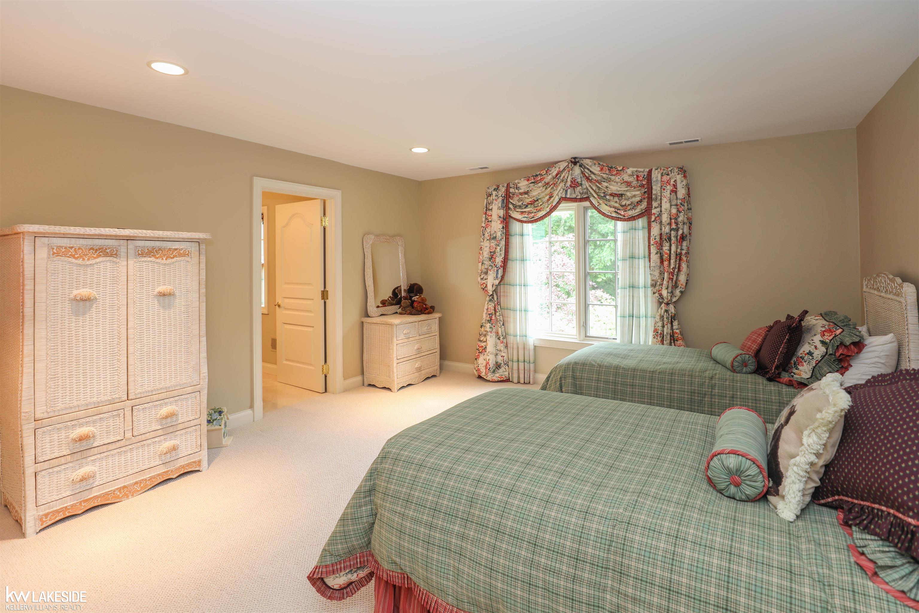 2000 Touraine Drive Rochester, MI 48306 - Photo 37 of 74