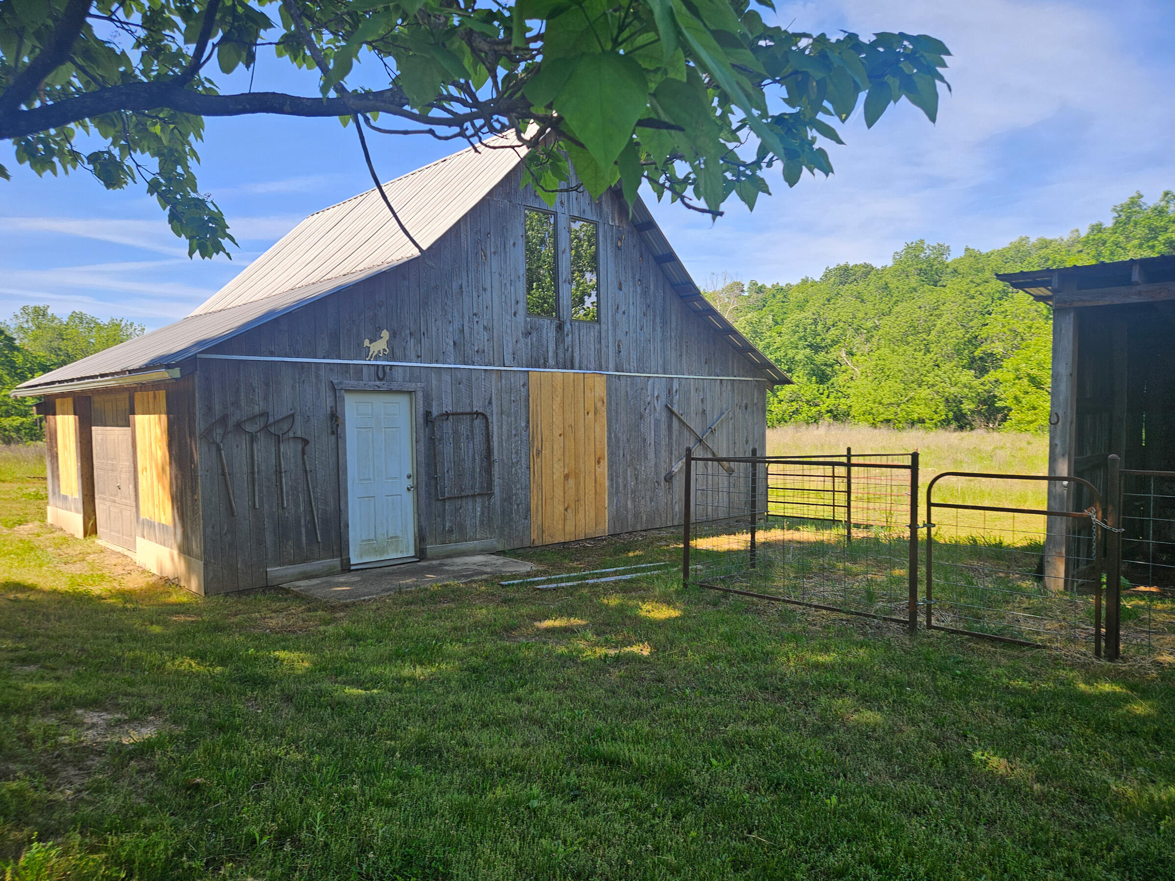6689 Douglas Road Houston, MO 65483 - Photo 12 of 62 Barn