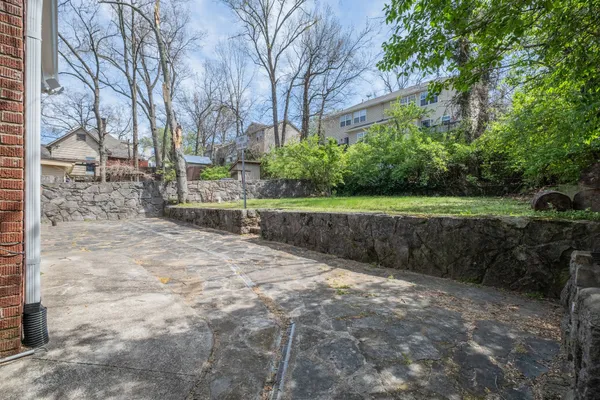 a view of a back yard
