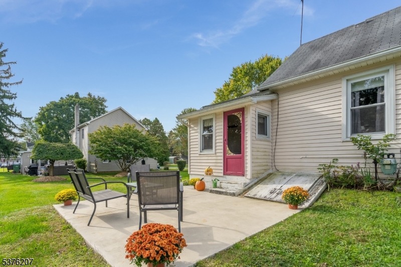 6 Franklin Street Washington, NJ 07882 - Photo 6 of 38 a front view of a house with garden