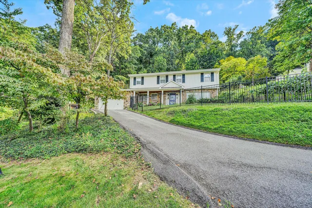 a view of house with front yard