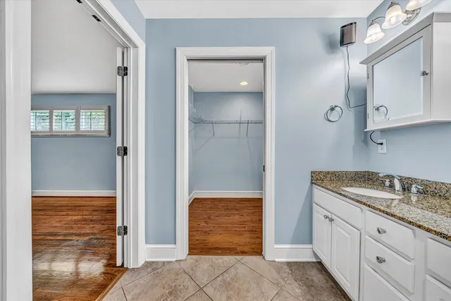 a view of a livingroom with furniture