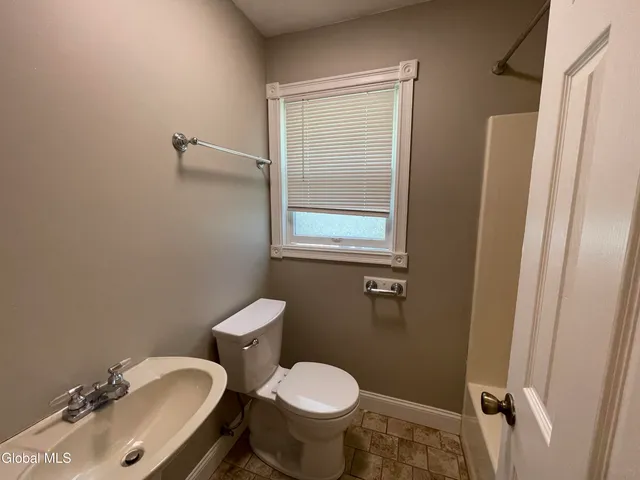 $2,400 | 11 Fletcher Road, Albany, NY 12203